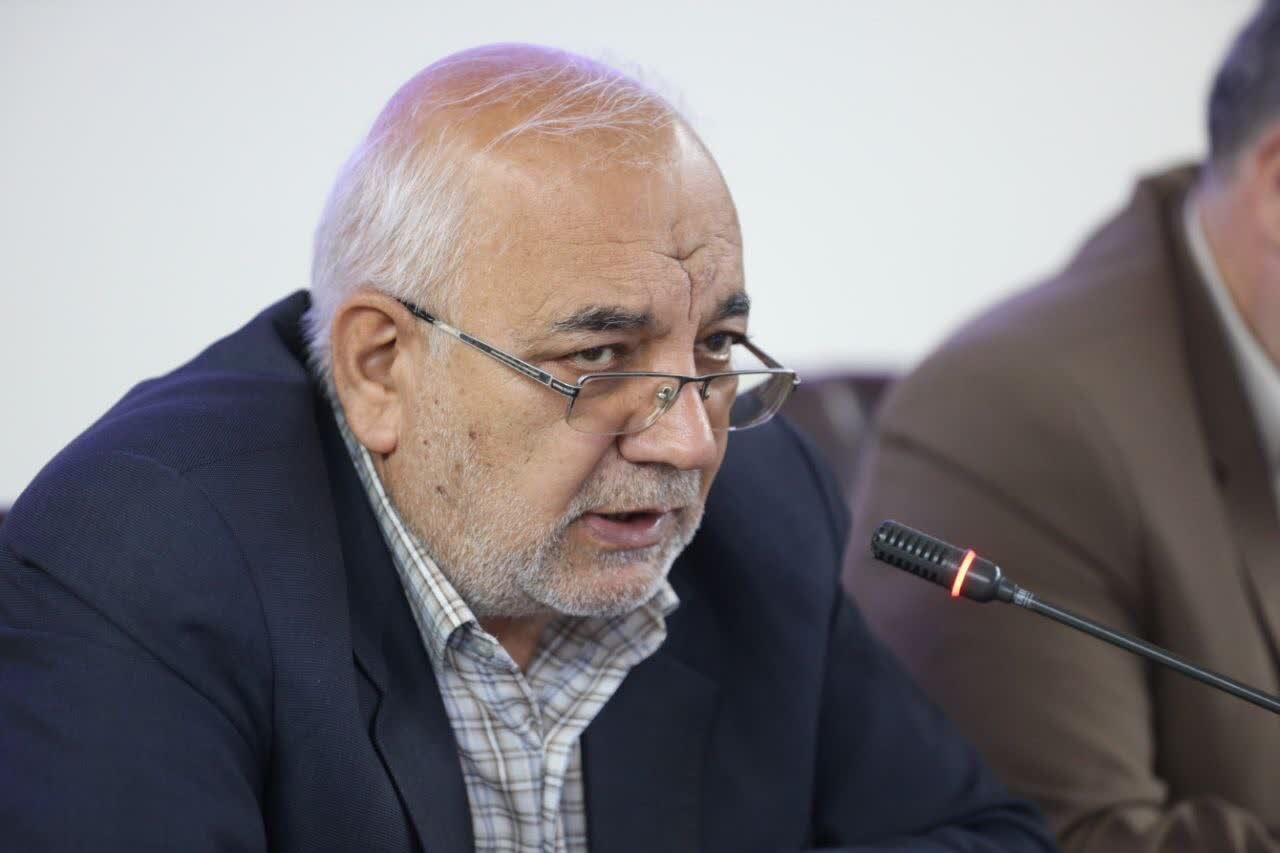 کارگران و معلمان دو بازوی پیشرفت مملکت هستند