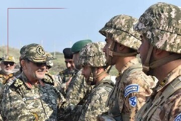 بازدید فرمانده نیروی دریایی سپاه از جزایر بوموسی و سیری