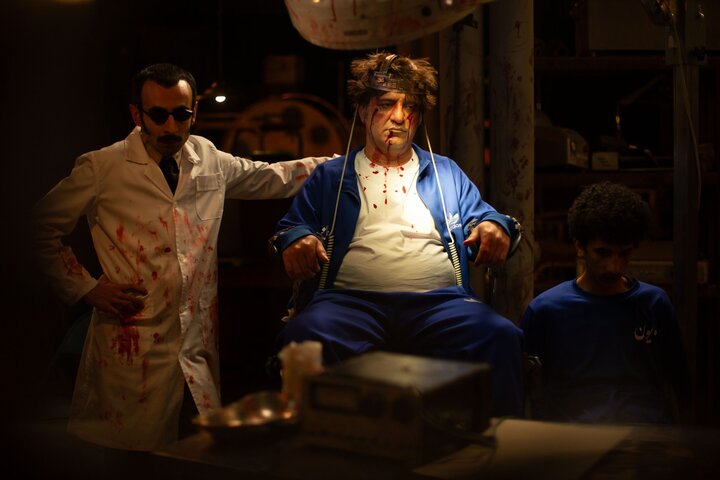 مانند کوبریک طنز سیاه ساختیم؛ از رضا پهلوی گل بخور، بنز بگیر!