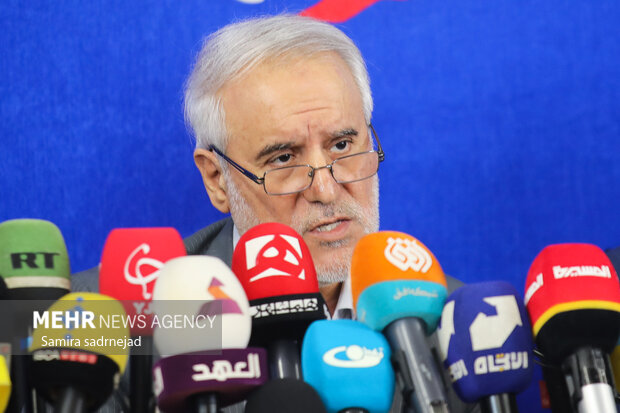 News conference of “We and the West”
