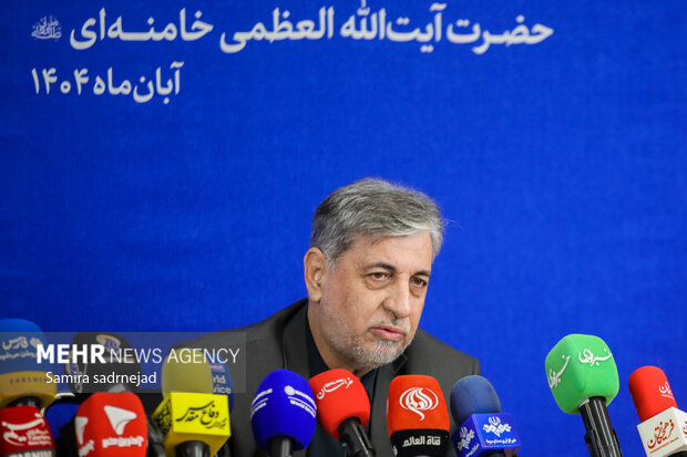 News conference of “We and the West”
