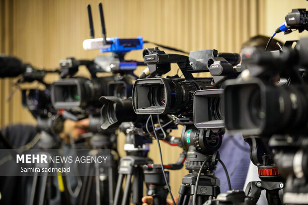 News conference of “We and the West”
