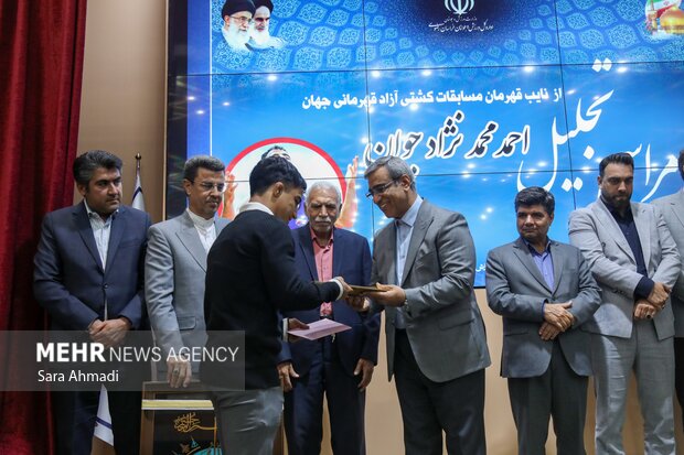 مراسم تجليل  از نایب قهرمان کشتی آزاد  جهان احمد محمد نژاد جوان