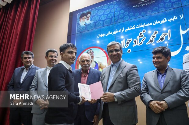 مراسم تجليل  از نایب قهرمان کشتی آزاد  جهان احمد محمد نژاد جوان