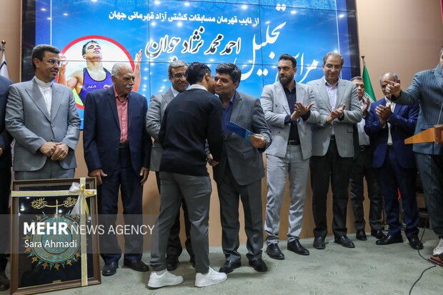 مراسم تجليل  از نایب قهرمان کشتی آزاد  جهان احمد محمد نژاد جوان