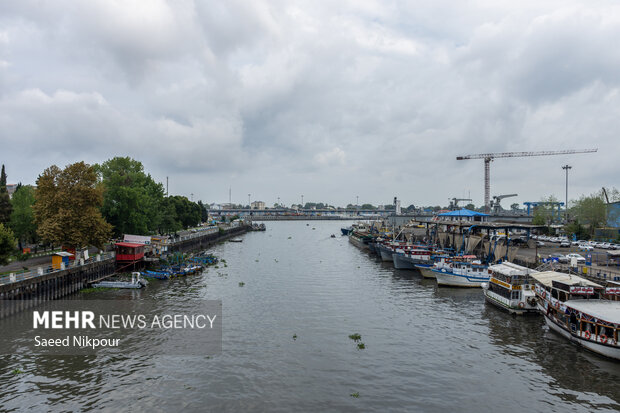 نمایی از اسکله بندر انزلی، شهری که زندگی مردمانش با صید و صیادی درهم آمیخته است. این اسکله همه روزه مملو از کشتی های کوچک و بزرگ و محل عبور قایق های صیادان محلی است.