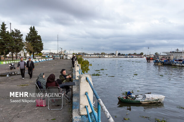 دو قایق متعلق به علی تالش، که از یکی برای صید و دیگری برای استراحت مورد استفاده قرار میگیرد، همواره در کنار هم در اسکله پهلو گرفته و بخشی از چشم انداز روزمره این محل را شکل داده اند.