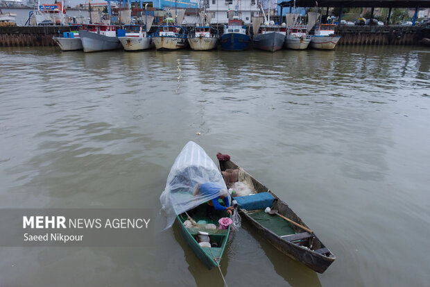 بارش باران و آسیب دیدگی بدنه قایق، علی را ناچار کرده است تا هر چند ساعت یکبار آب جمع شده در قایق خود را با کمک ظرفی تخلیه کند.