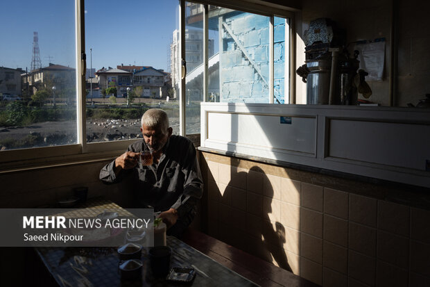 او هر روز صبح برای صرف صبحانه، به چای خانه نزدیک بازار می رود.