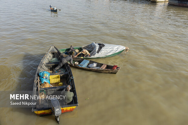 در انزلی اکثر صیادان و قایقران های محلی او را می شناسند و برای او احترام زیادی قائل هستند.