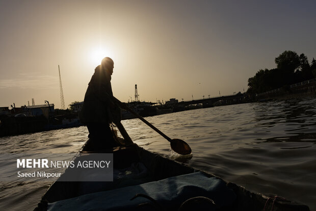 بعد از هر صید، علی برای فروش ماهی های تازه راهی بازار می شود.