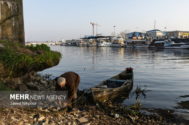 او قایقش را زیر پلی در نزدیکی بازار می بندد.