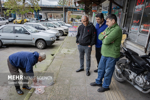 علی ماهیهای صیدشده را به مردم محلی میفروشد؛ اکثر خریداران او از مشتریان و دوستان قدیمی او هستند.
