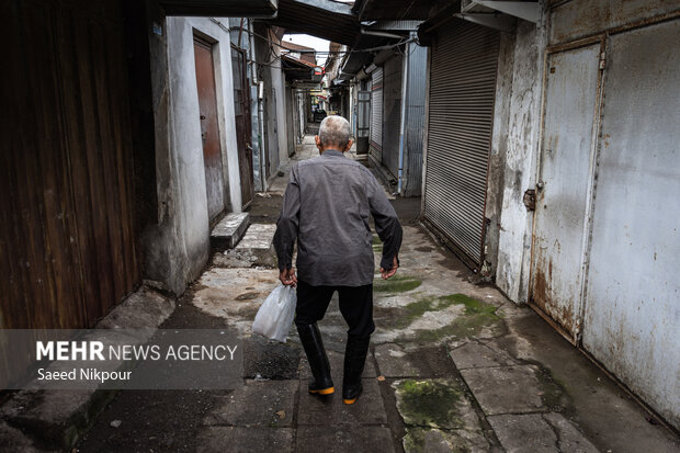 با فروش ماهی و دریافت هزینه از مشتریان راهی غذاخوری محلی در دل بازار می شود. علی منبع درآمد دیگری جز صید و صیادی ندارد و تنها با فروش هر ماهی به امرار معاش می پردازد.