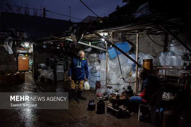 او برای گرم نگه داشتن خود از پیک نیک گازی استفاده می کند و ناچار است آن را همیشه به صورت کامل شارژ نگه دارد.