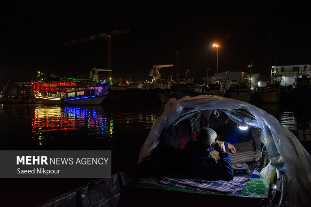 نیمه های شب، زمانی که کشتی های کوچک تفریحی شروع به کار می کنند، علی در قایقش روی آب مشغول استراحت و خواب می شود.
