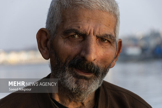 علی اکنون ۶۵ سال دارد و یکی از خواسته هایش داشتن قایق سالمی است که با آن بتواند به ماهیگیری بپردازد.
