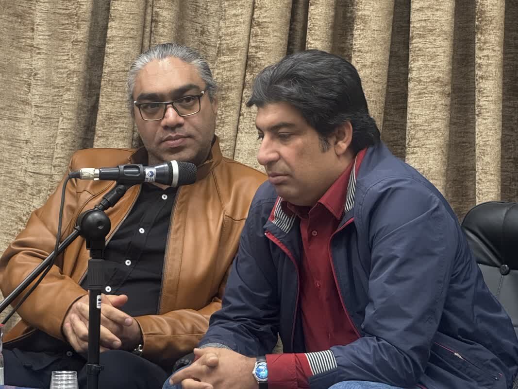 نقدها بر نمایش «یکتن»؛ تئاتری میان فلسفه، زنانگی و هویت ملی