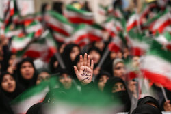 اجتماع دانشجویان قمی در محکومیت اهانت به پرچم ایران