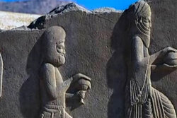 زنان در نقش برجسته های تخت جمشید با لباس بلند و روسری دیده می شوند