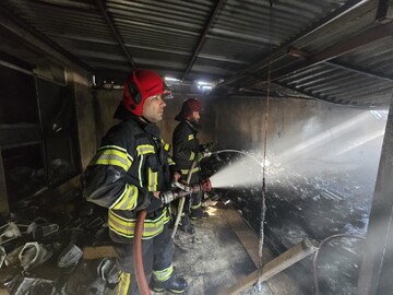 مجتمع ۱۰ واحدی در خیابان آل محمد دچار آتش‌سوزی شد