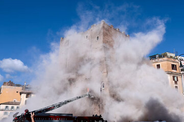 فرو ریختن بخشی از برج قرون وسطایی در مرکز رم ایتالیا+فیلم