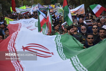 پورشمس: خودروهای پارک شده در مسیر راهپیمایی به پارکینگ منتقل می شوند