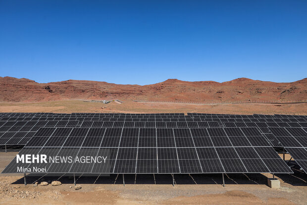 تشغيل 12 مشروعًا لمحطات الطاقة الشمسية في أصفهان بحضور رئيس الجمهورية عبر الإنترنت