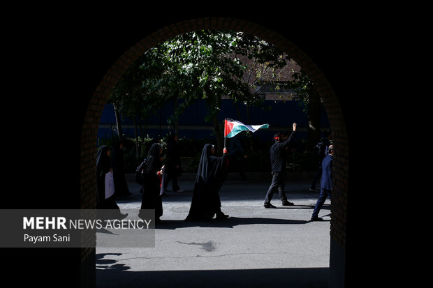 راهپیمایی ایستاده بر عهد