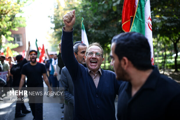 راهپیمایی ایستاده بر عهد