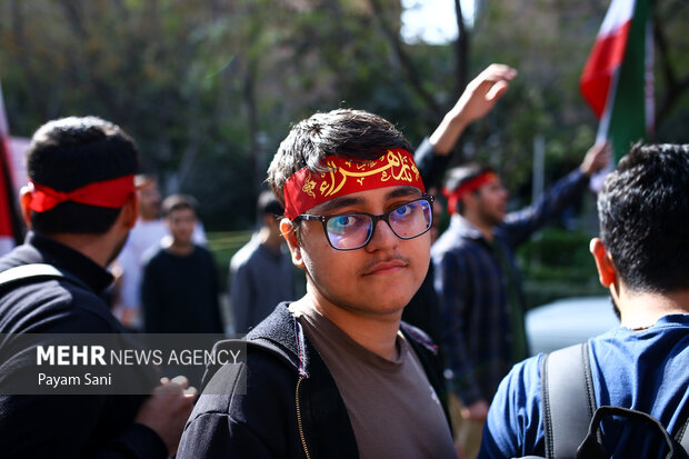 راهپیمایی ایستاده بر عهد