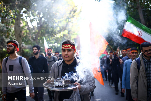 راهپیمایی ایستاده بر عهد