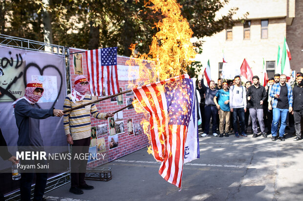 راهپیمایی ایستاده بر عهد
