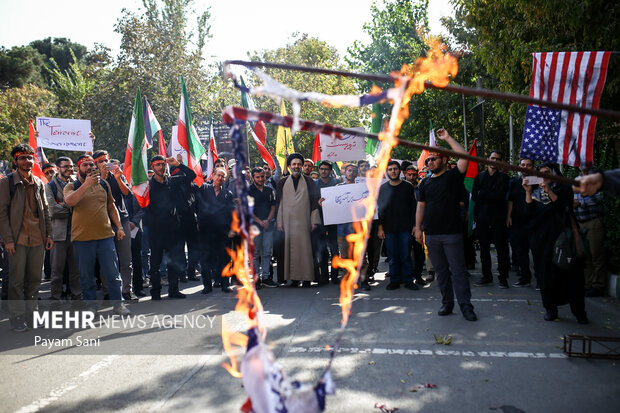 راهپیمایی ایستاده بر عهد