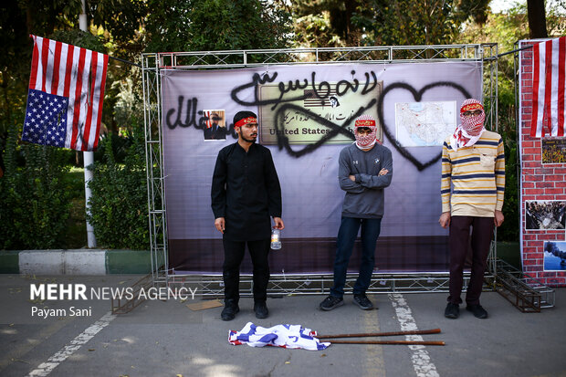 راهپیمایی ایستاده بر عهد