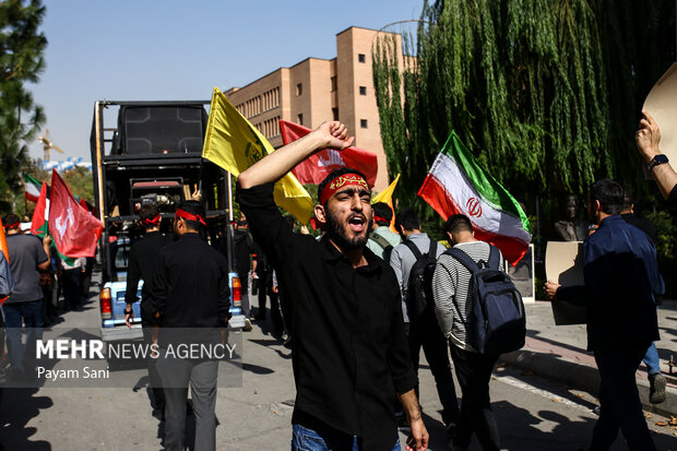 راهپیمایی ایستاده بر عهد