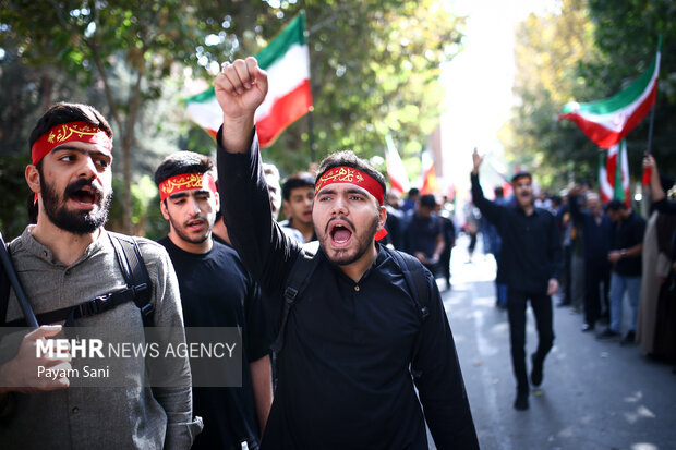 راهپیمایی ایستاده بر عهد