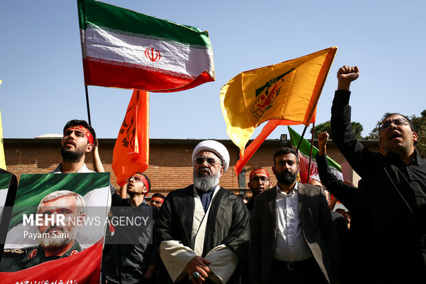 راهپیمایی ایستاده بر عهد