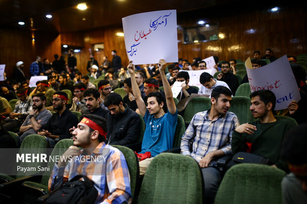 راهپیمایی ایستاده بر عهد