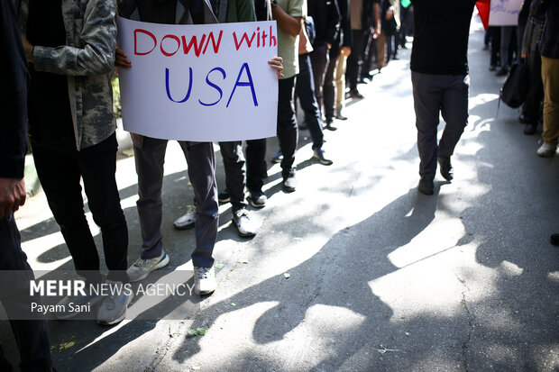 راهپیمایی ایستاده بر عهد