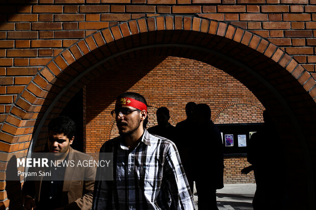 راهپیمایی ایستاده بر عهد