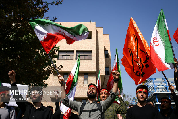 راهپیمایی ایستاده بر عهد