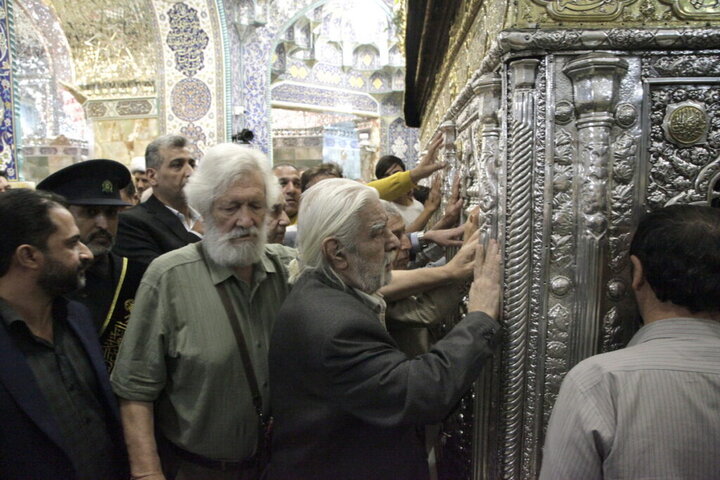 هنرمندان برجسته کشور حرم بانوی کرامت را زیارت کردند