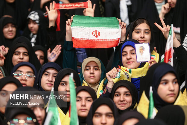 دیدار دانش‌آموزان و دانشجویان با رهبر معظم انقلاب اسلامی 8