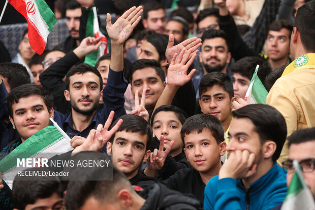 دیدار دانش‌آموزان و دانشجویان با رهبر معظم انقلاب اسلامی 17
