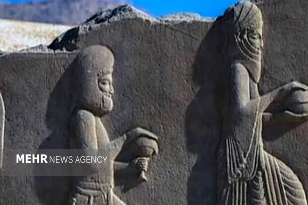 زنان در نقش برجسته های تخت جمشید با لباس بلند و روسری دیده می شوند