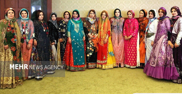 زنان در نقش برجسته های تخت جمشید با لباس بلند و روسری دیده می شوند