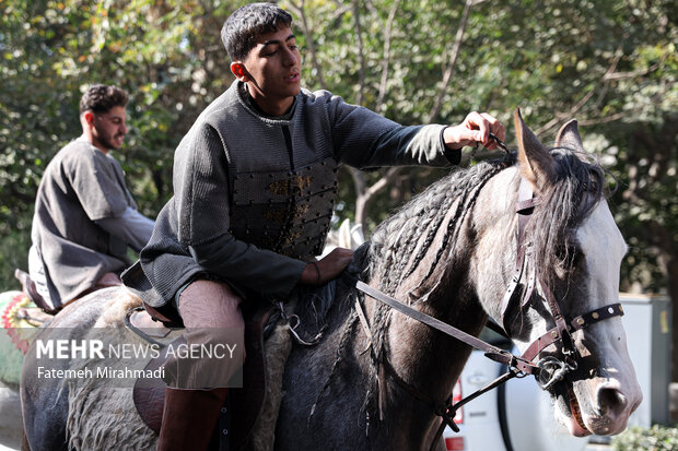 رژه سربازان هخامنشی در خیابان انقلاب تهران