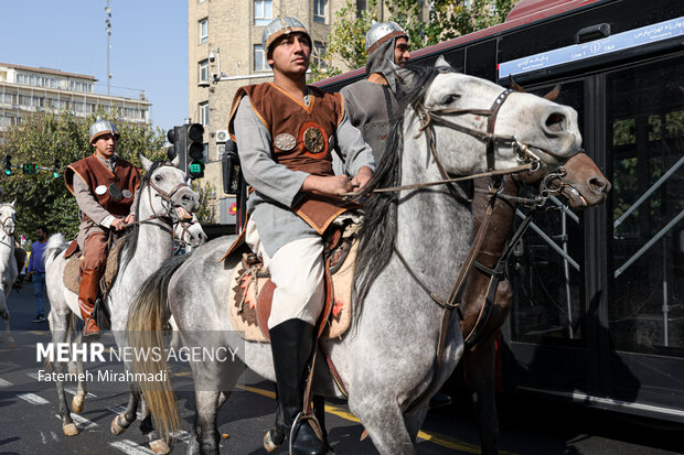 رژه سربازان هخامنشی در خیابان انقلاب تهران