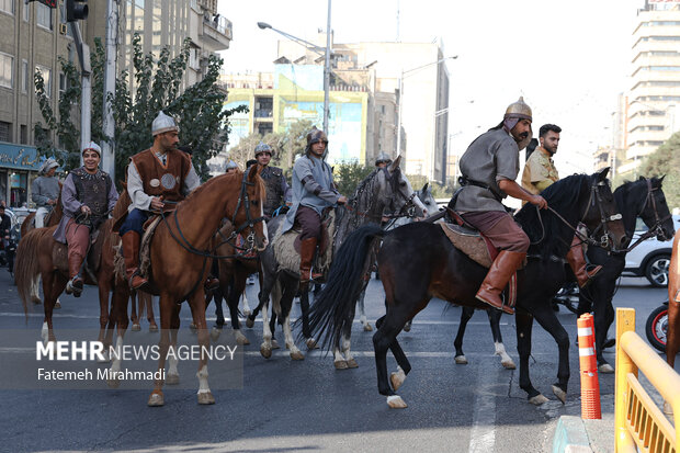 رژه سربازان هخامنشی در خیابان انقلاب تهران